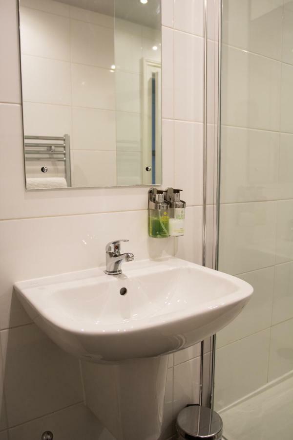Most Central Luxury Apartment - Sleeps 4 & Free Parking! Chester Luaran gambar
