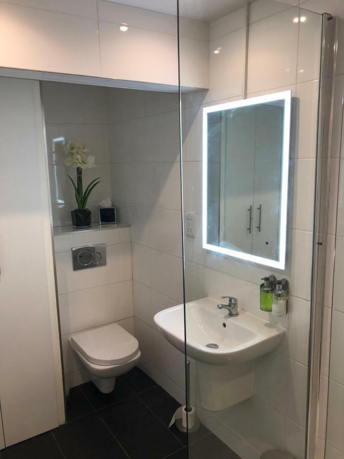 Most Central Luxury Apartment - Sleeps 4 & Free Parking! Chester Luaran gambar
